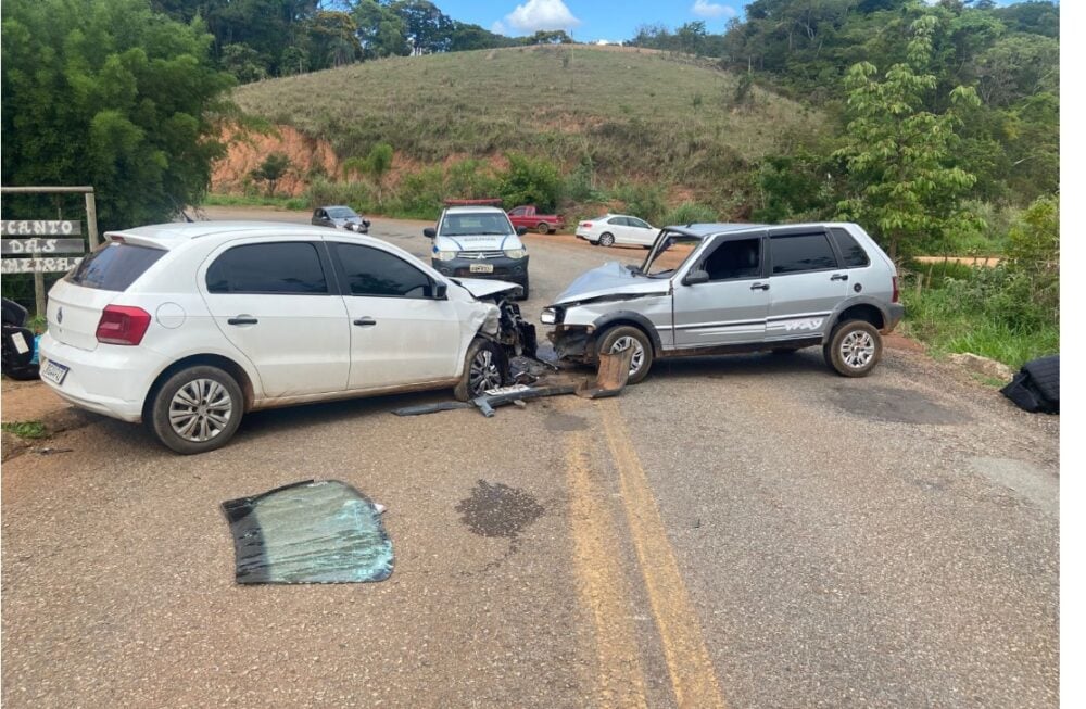 Colisão frontal deixa quatro feridos na AMG-1240, entre Itabira e o distrito Senhora do Carmo