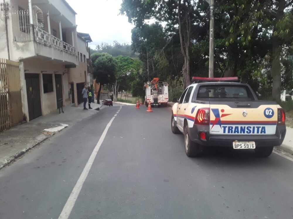 Após ventania, cabo de energia se rompe no bairro Areão, em Itabira