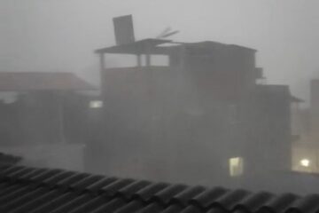 Forte chuva e queda de granizo causam danos em casas e suspendem aulas em escola de Santa Maria de Itabira