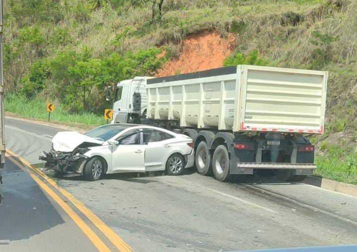 Acidente entre carro e caminhão causa lentidão na BR-381 em São Gonçalo do Rio Abaixo