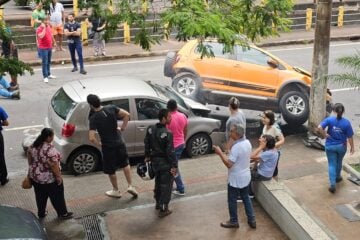 Condutora perde o controle após susto com motocicleta e provoca acidente no Centro de Itabira