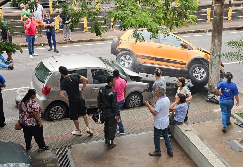 Condutora perde o controle após susto com motocicleta e provoca acidente no Centro de Itabira
