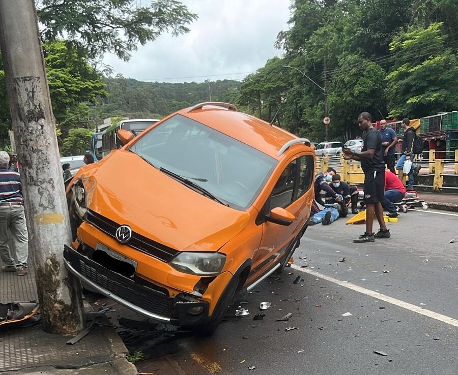 Condutora perde o controle após susto com motocicleta e provoca acidente no Centro de Itabira