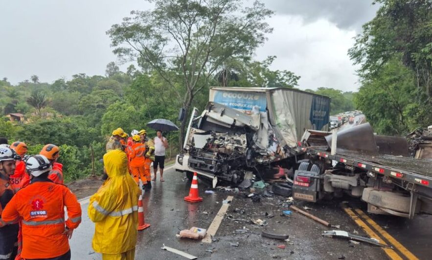 Bombeiros limpam a pista e tráfego começa a ser liberado na BR-381; vítima grave é transferida de helicóptero