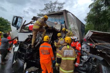 Bombeiros limpam a pista e tráfego começa a ser liberado na BR-381; vítima grave é transferida de helicóptero