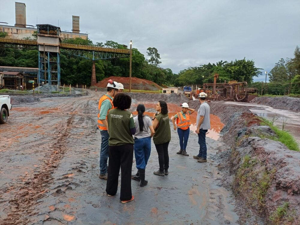 Canal da avenida Carlos Drummond de Andrade é contaminado por efluentes da Vale