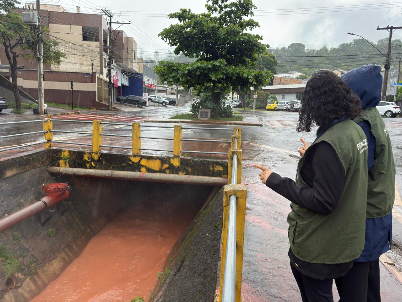 Canal da avenida Carlos Drummond de Andrade é contaminado por efluentes da Vale