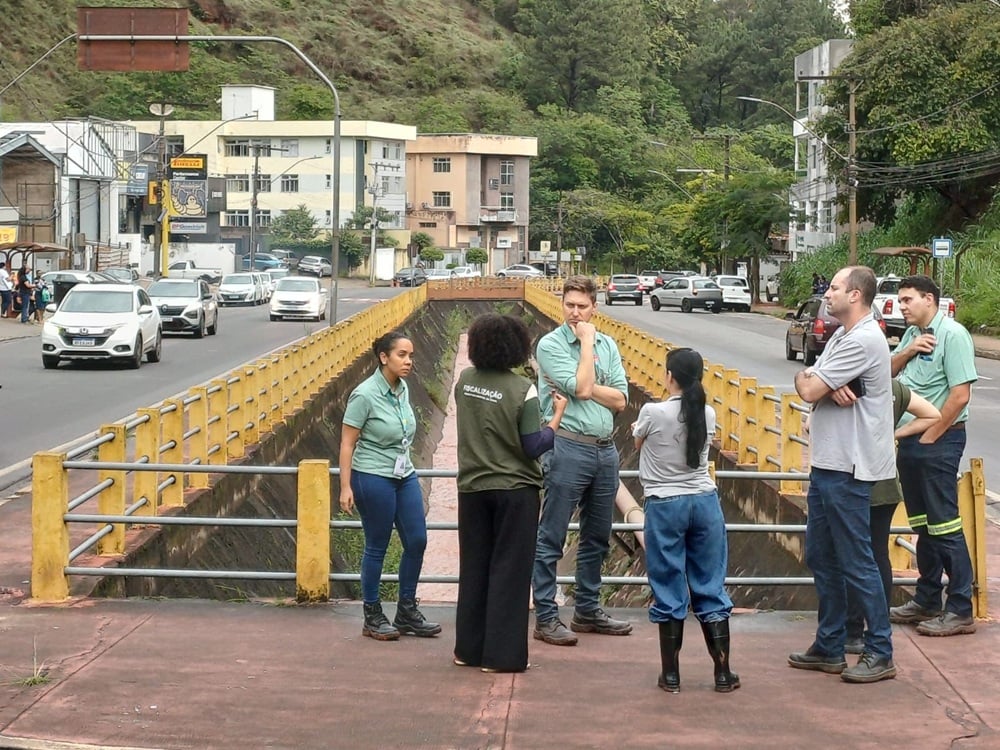 Canal da avenida Carlos Drummond de Andrade é contaminado por efluentes da Vale