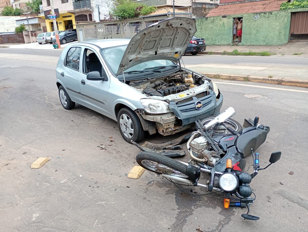 Motociclista fica ferido após batida contra carro na avenida Machado de Assis, em Itabira