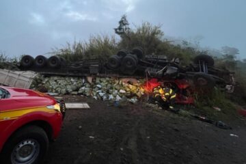 Carreta carregada de ração capota na BR-262 e motorista fica preso às ferragens em São Domingos do Prata