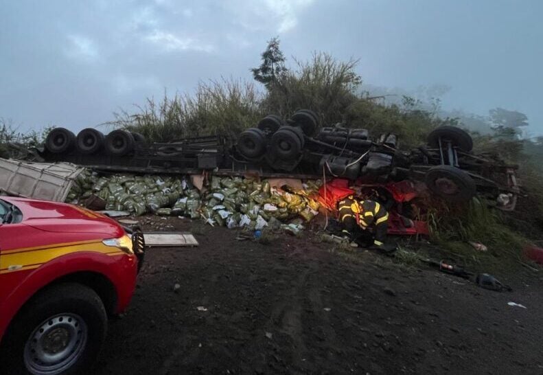 Carreta carregada de ração capota na BR-262 e motorista fica preso às ferragens em São Domingos do Prata