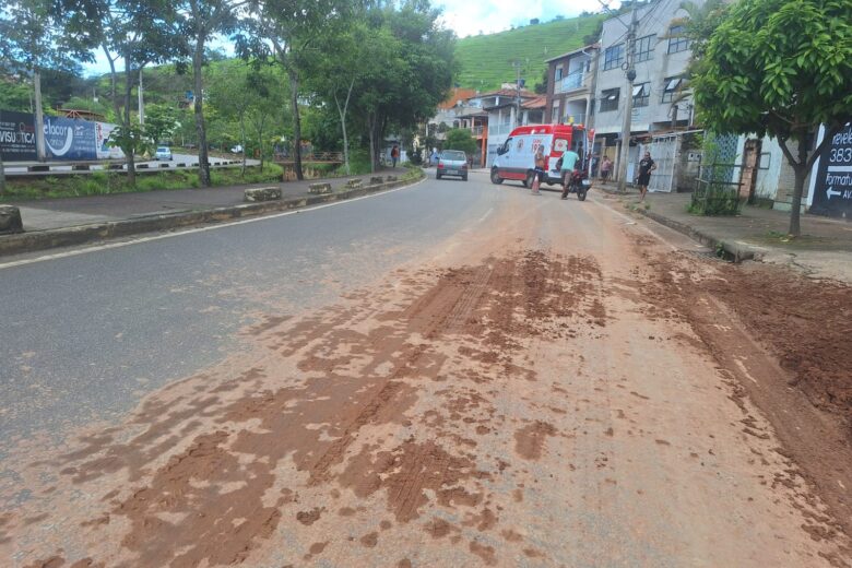 Motociclista fica ferida após perder controle em trecho com lama na avenida Cristina Gazire, em Itabira