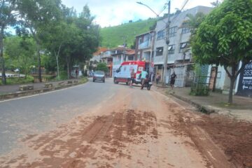 Motociclista fica ferida após perder controle em trecho com lama na avenida Cristina Gazire, em Itabira