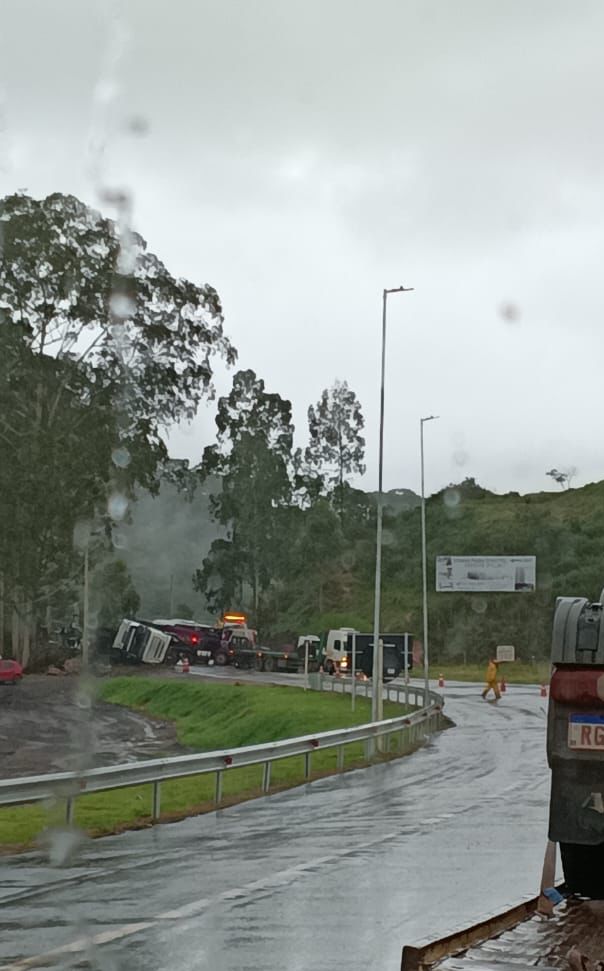 Carreta com bois tomba e interdita totalmente a BR-381 em São Gonçalo do Rio Abaixo