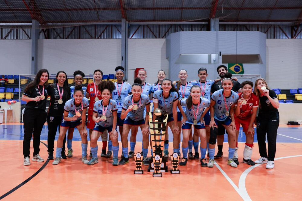Do futebol entre os homens ao protagonismo no futsal paranaense: itabirana supera barreiras em busca do sonho de ser atleta