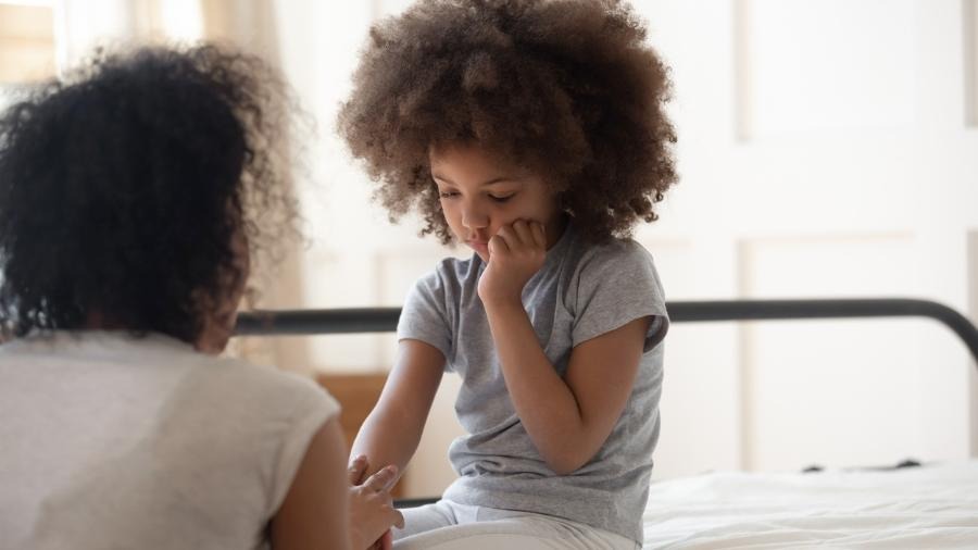 Mãe denuncia sucessivos casos de racismo contra filha de 10 anos, em escola municipal de Itabira