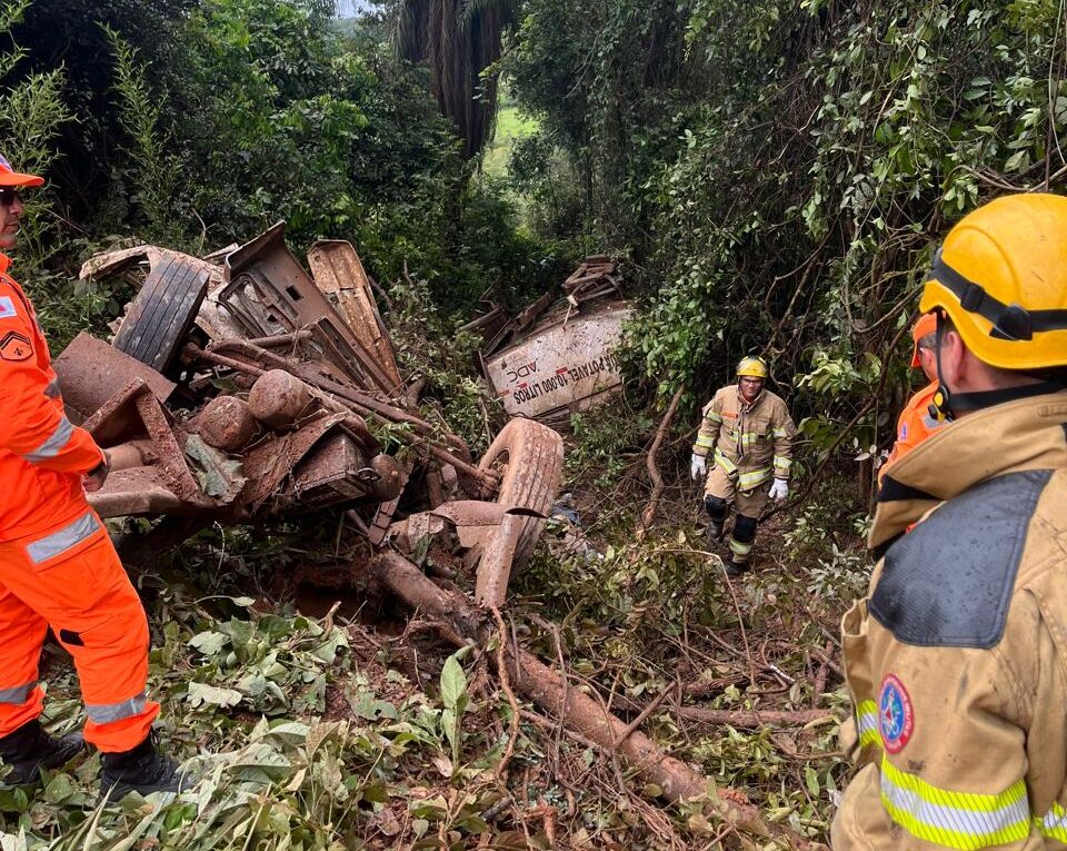 Motorista morre após caminhão-pipa capotar e cair em ribanceira na MG-436, em Barão de Cocais