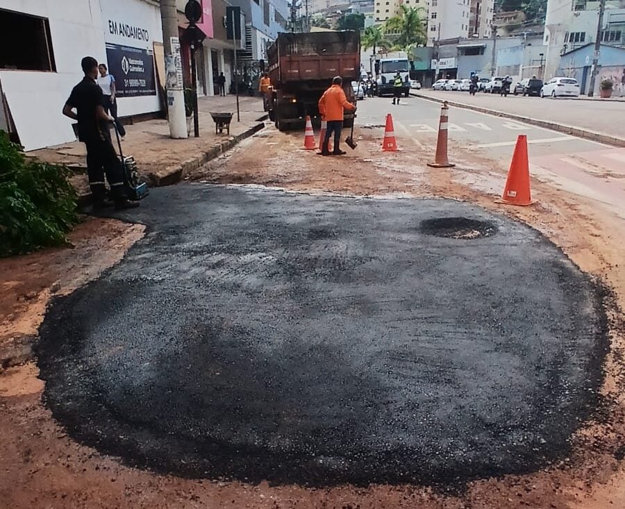Obra do SAAE na avenida João Pinheiro, no Centro de Itabira, termina e via é liberada para o tráfego