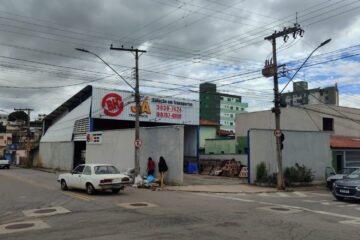 Carreta arrasta fiação de poste e transformador explode, causando falta de luz no bairro Vila São Joaquim em Itabira