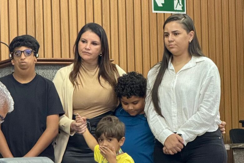 Crítica infeliz e desafinada: fala de vereador sobre apresentação de Lara Drummond repercute na Câmara