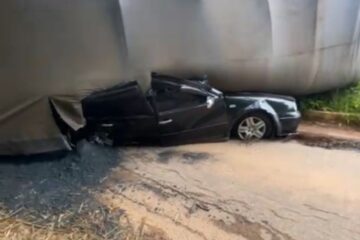 Mulher morre após carreta carregada com minério tombar e esmagar carro na BR-262, em São Domingos do Prata