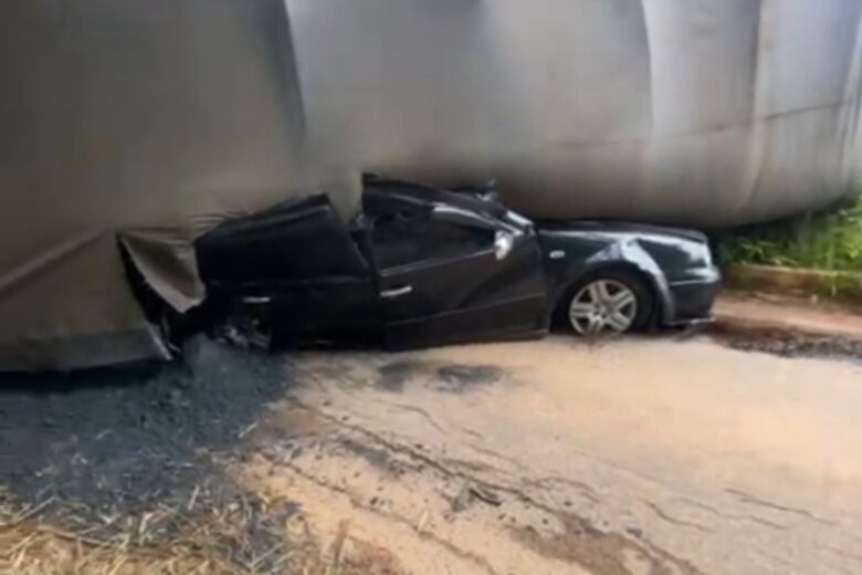 Mulher morre após carreta carregada com minério tombar e esmagar carro na BR-262, em São Domingos do Prata