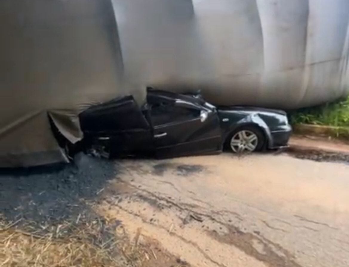Mulher morre após carreta carregada com minério tombar e esmagar carro na BR-262, em São Domingos do Prata