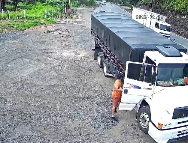 Câmera flagra colisão entre Fiat Mobi e caminhão na BR-381, em Nova Era