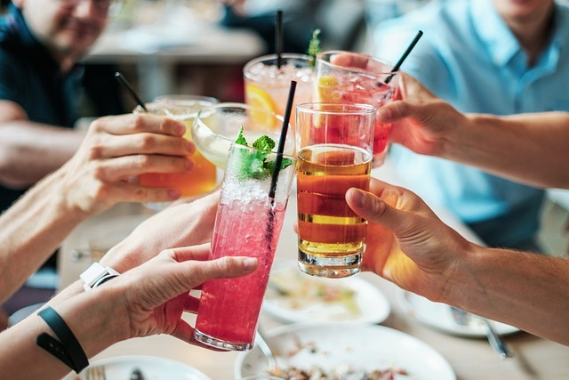 Consumo de álcool nas festas de fim de ano aumenta riscos à saúde, alerta especialista