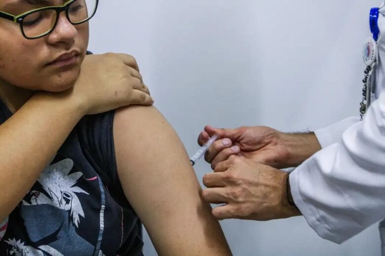 Jovens de 15 a 19 anos podem se vacinar contra HPV até junho de 2026
