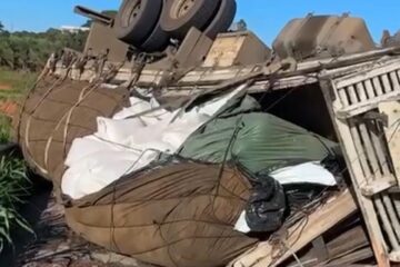 Caminhão tomba e atrapalha trânsito na BR-381, próximo à entrada de Itabira