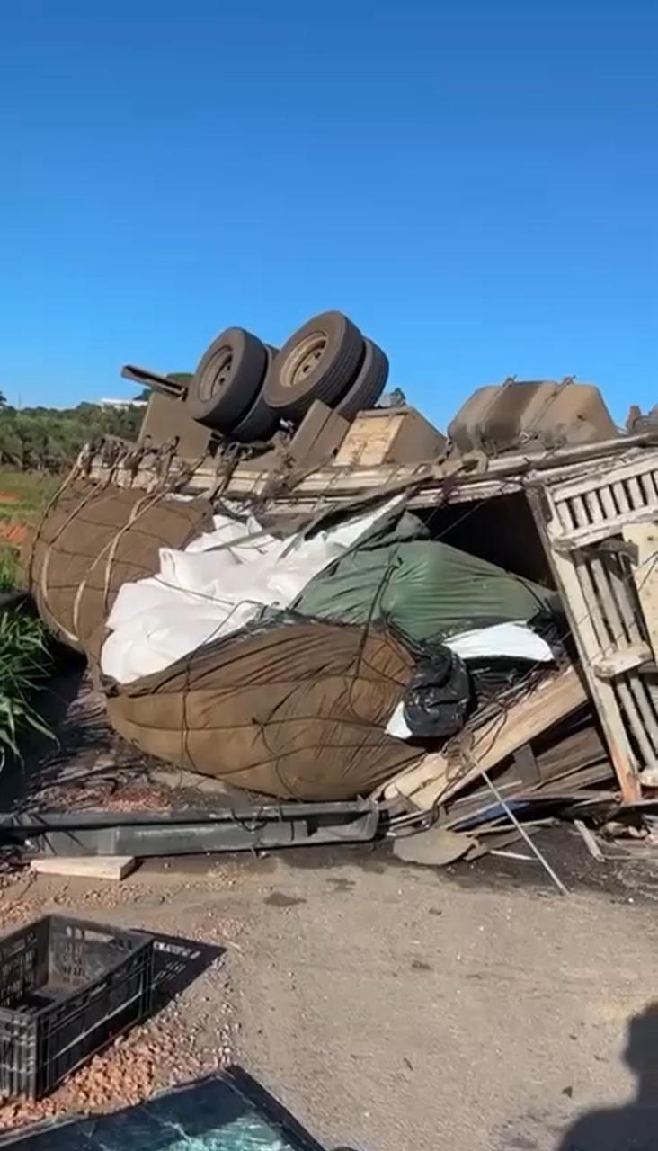 Caminhão tomba e atrapalha trânsito na BR-381, próximo à entrada de Itabira