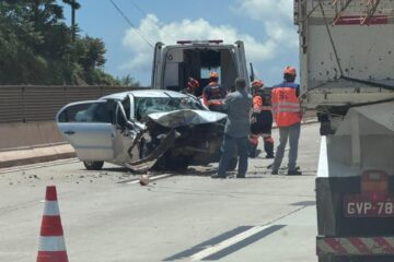 BR-381: carro fica com frente destruída após acidente em Bom Jesus do Amparo