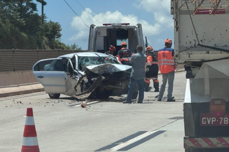 BR-381: carro fica com frente destruída após acidente em Bom Jesus do Amparo