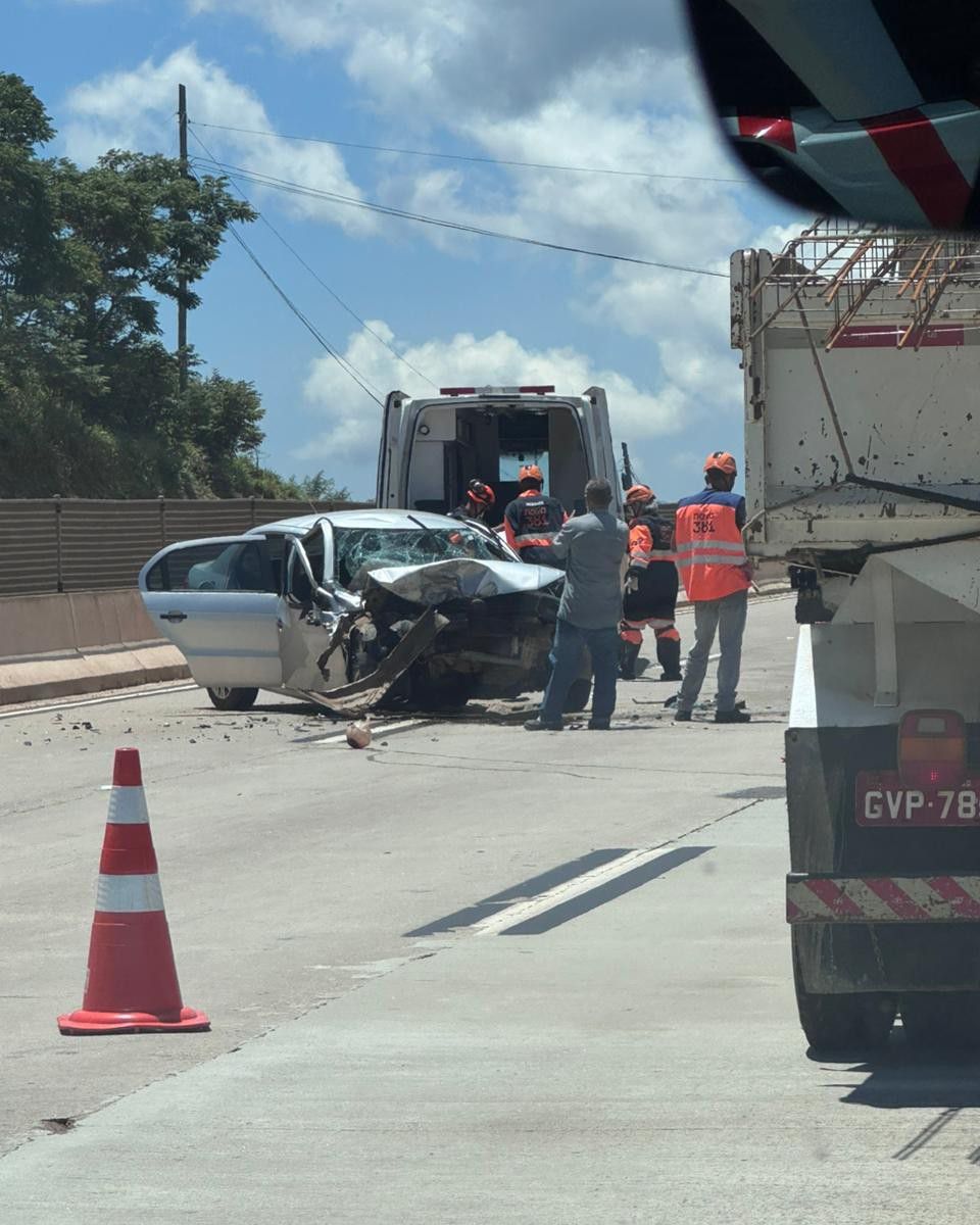 BR-381: carro fica com frente destruída após acidente em Bom Jesus do Amparo