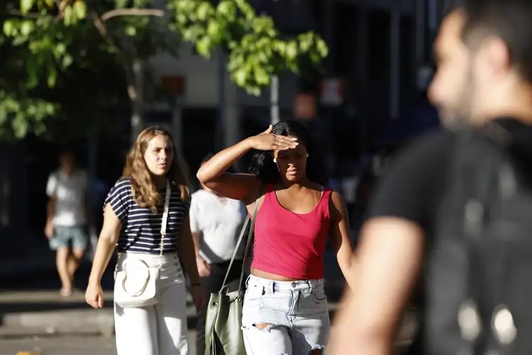 Corpo humano entra em risco com temperaturas acima de 35°C; confusão mental pode indicar falência térmica