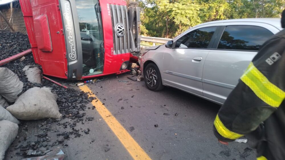 Acidente envolvendo caminhões e carros deixa 16 feridos na BR-135