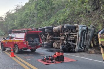 Caminhão carregado de cerâmica capota na BR-251 e motorista morre preso às ferragens