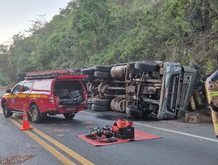 Caminhão carregado de cerâmica capota na BR-251 e motorista morre preso às ferragens