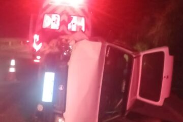 Capotamento na Estrada do Forninho deixa motorista ferido em João Monlevade