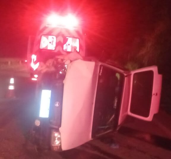 Capotamento na Estrada do Forninho deixa motorista ferido em João Monlevade