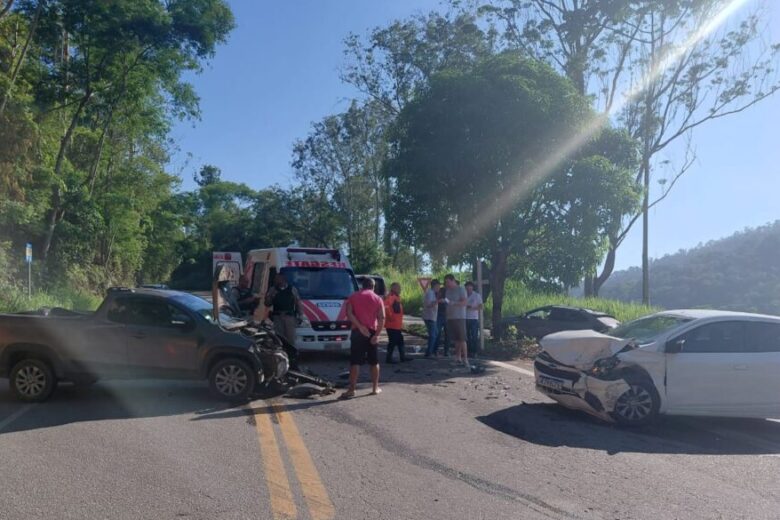 Colisão frontal na MG-123 deixa um idoso ferido em João Monlevade