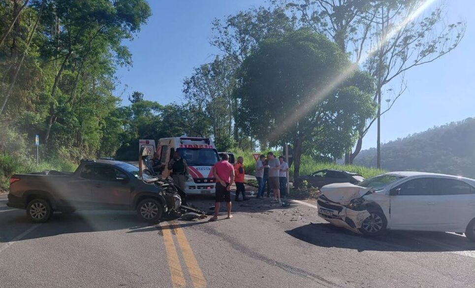 Colisão frontal na MG-123 deixa um idoso ferido em João Monlevade