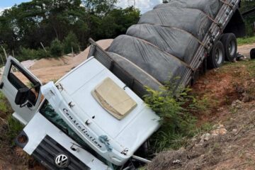 Carreta perde controle e sai da pista na BR-381, em Bom Jesus do Amparo