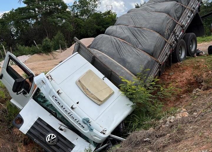 Carreta perde controle e sai da pista na BR-381, em Bom Jesus do Amparo