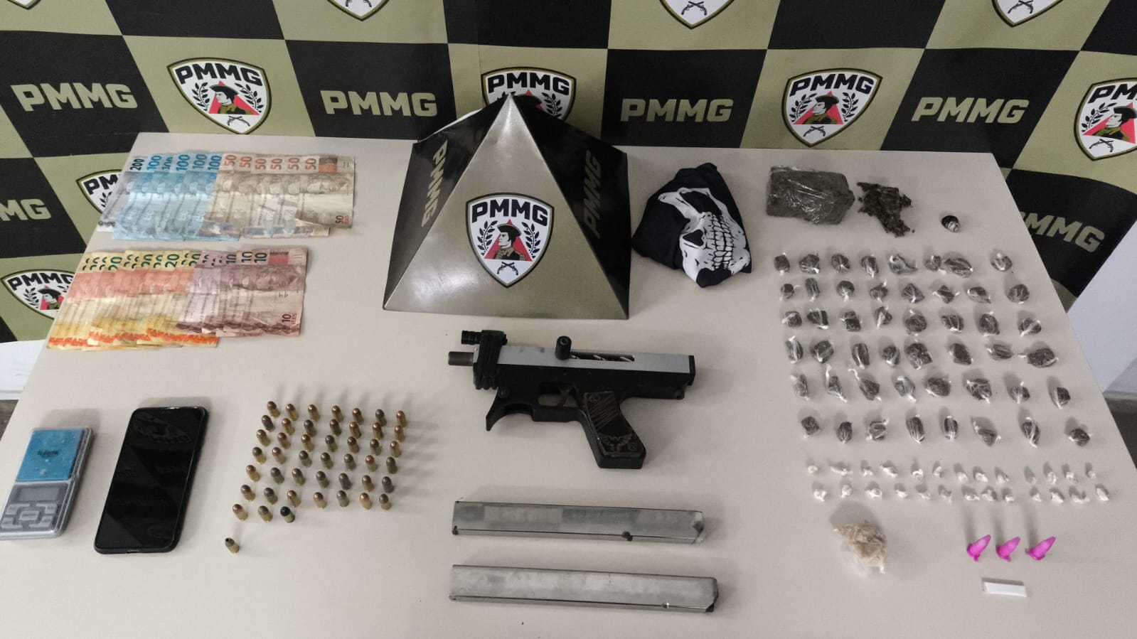Polícia Militar prende dois homens e apreende submetralhadora após tentativa de roubo em João Monlevade