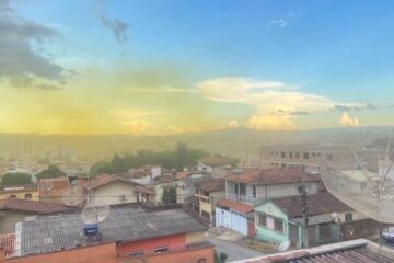 Nuvem de poeira toma os céus de Itabira após detonação na área da Vale