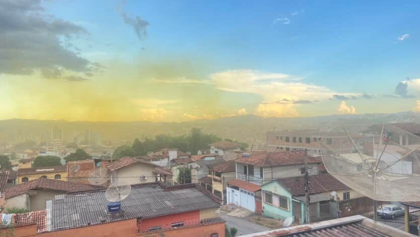 Nuvem de poeira toma os céus de Itabira após detonação na área da Vale