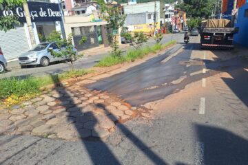 Após quase 30 dias de vazamento de água, rua Juca Machado só terá manutenção em 2026