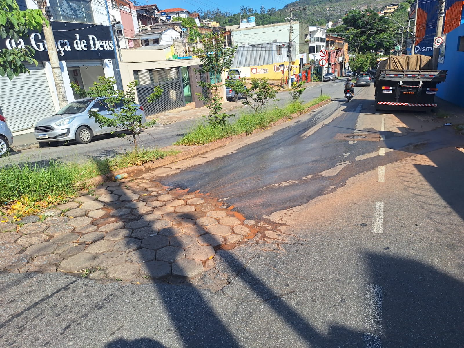 Após quase 30 dias de vazamento de água, rua Juca Machado só terá manutenção em 2026